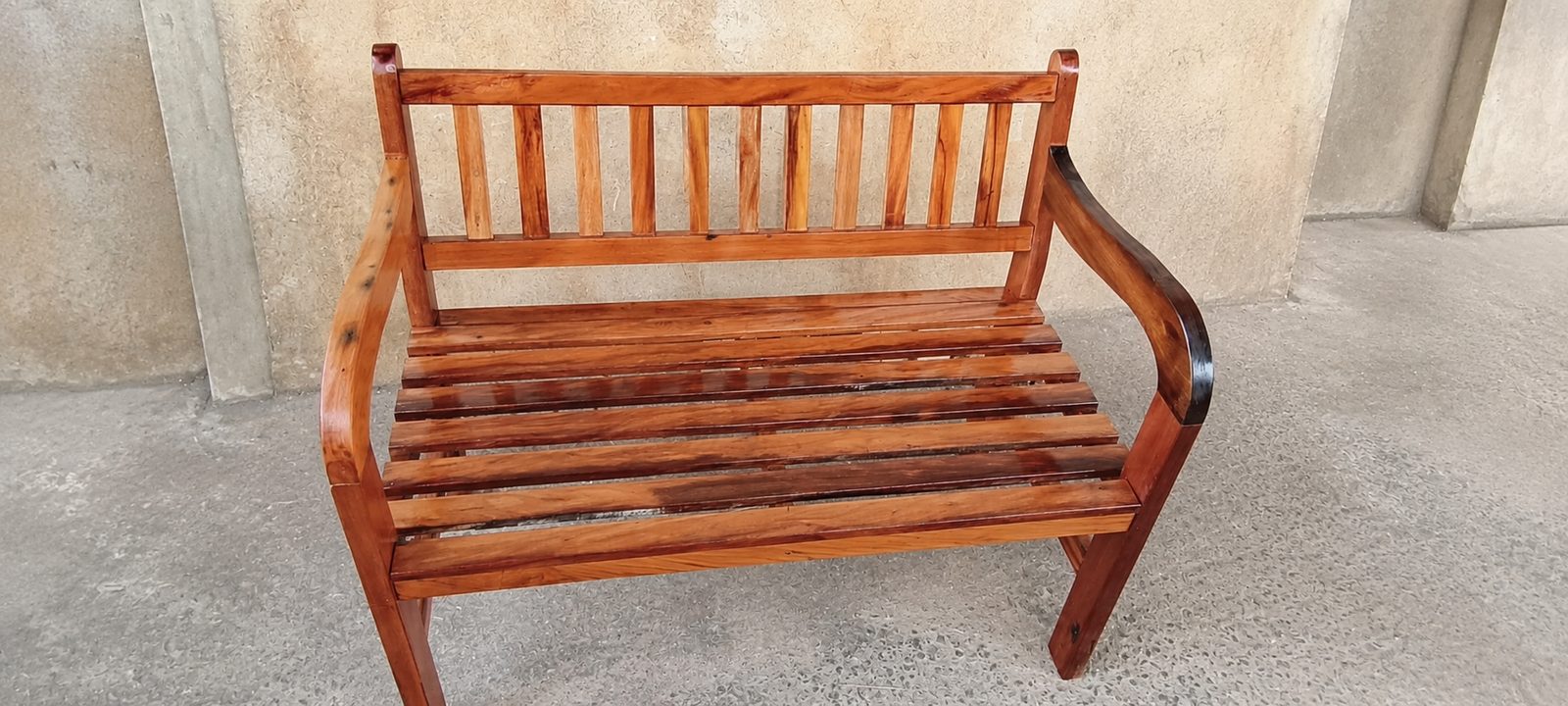 Banco de madeira maciça com encosto